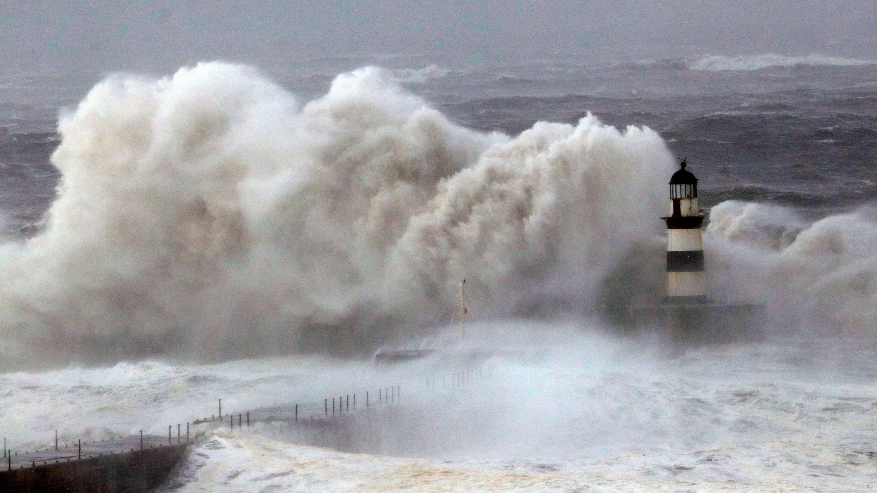 During storm. Шторм Арвен. Ураган Юнис в Великобритании. Сильный шторм. Самый сильный шторм.