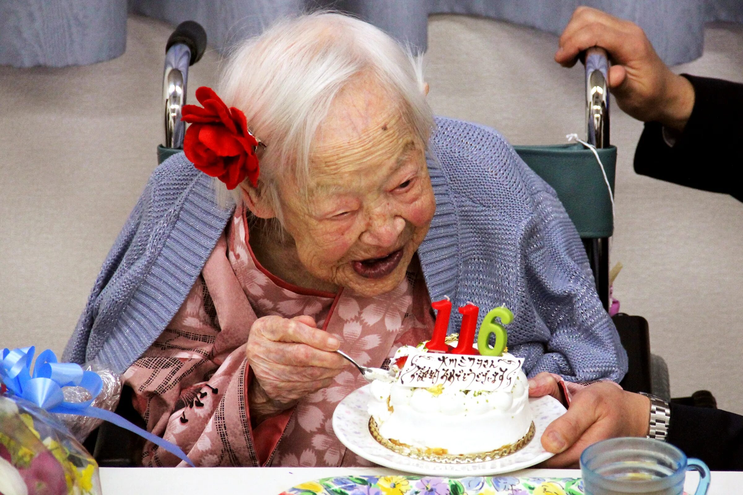 Самого старшего человека. Торт с бабкой. Бабушка долгожительница. Самая долгожительница в мире. Торт со старухой.