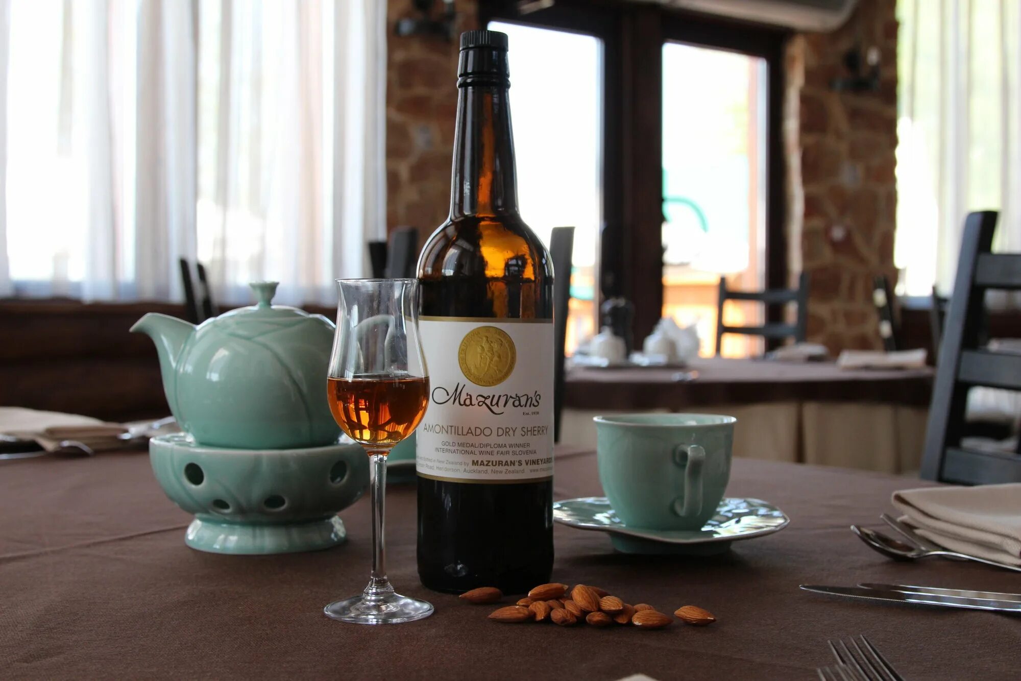 чай кофе вино. чашка чая на столе. вина без чаю. кофе и вино. чайное вино.