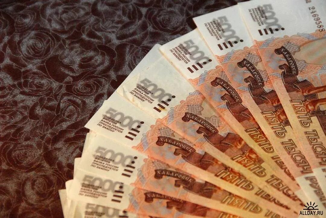 На столе 100 купюр. Деньги. Деньги на столе. Фото денег. Деньги рубли.
