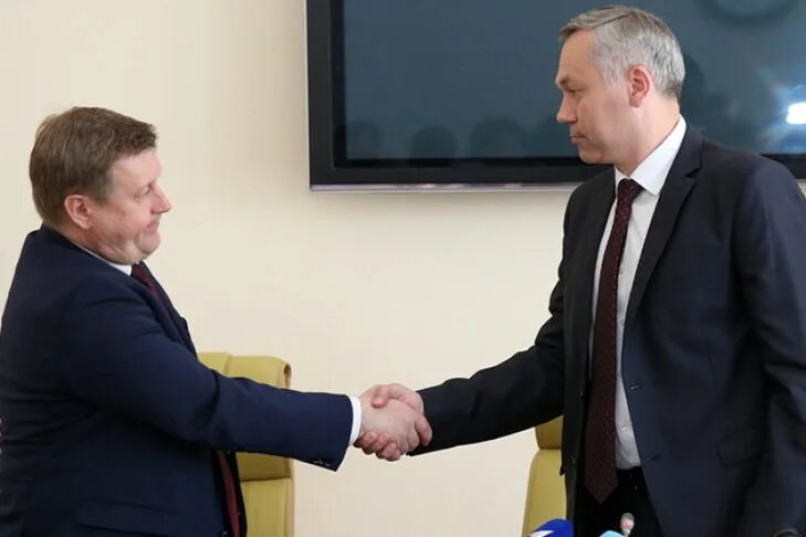 Где бывший мэр локоть. Локоть и травников.