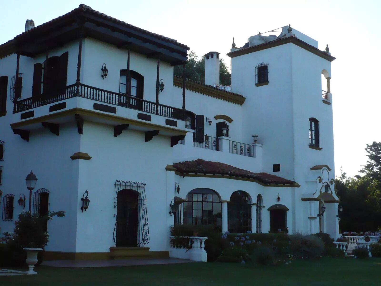 Дом на латыни. Старинные латинские надписи. Татуировка уважение. Дом на латыни. Дом в стиле средиземноморской виллы.