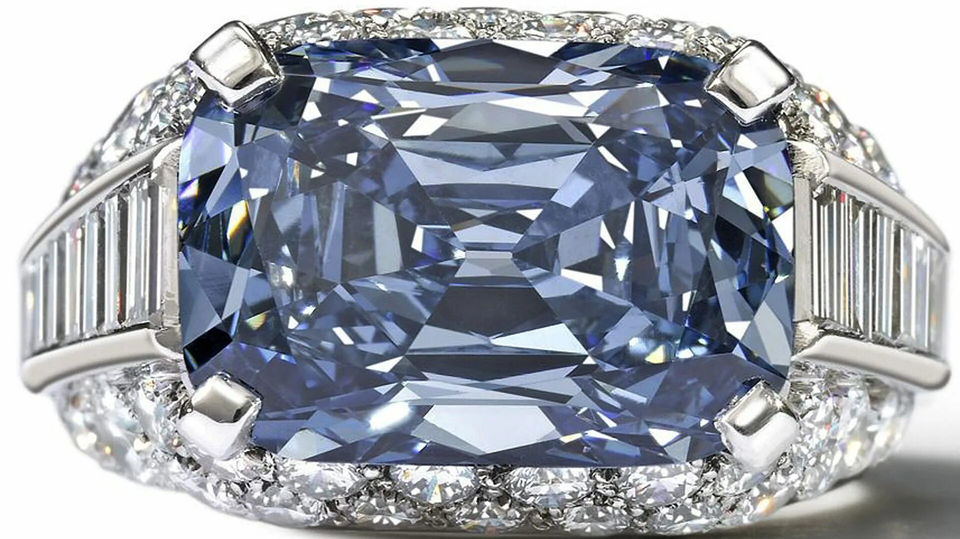 Карат синий. Портер Родс голубой Алмаз. Bvlgari Blue Sapphire. Мужское кольцо с голубым бриллиантом.