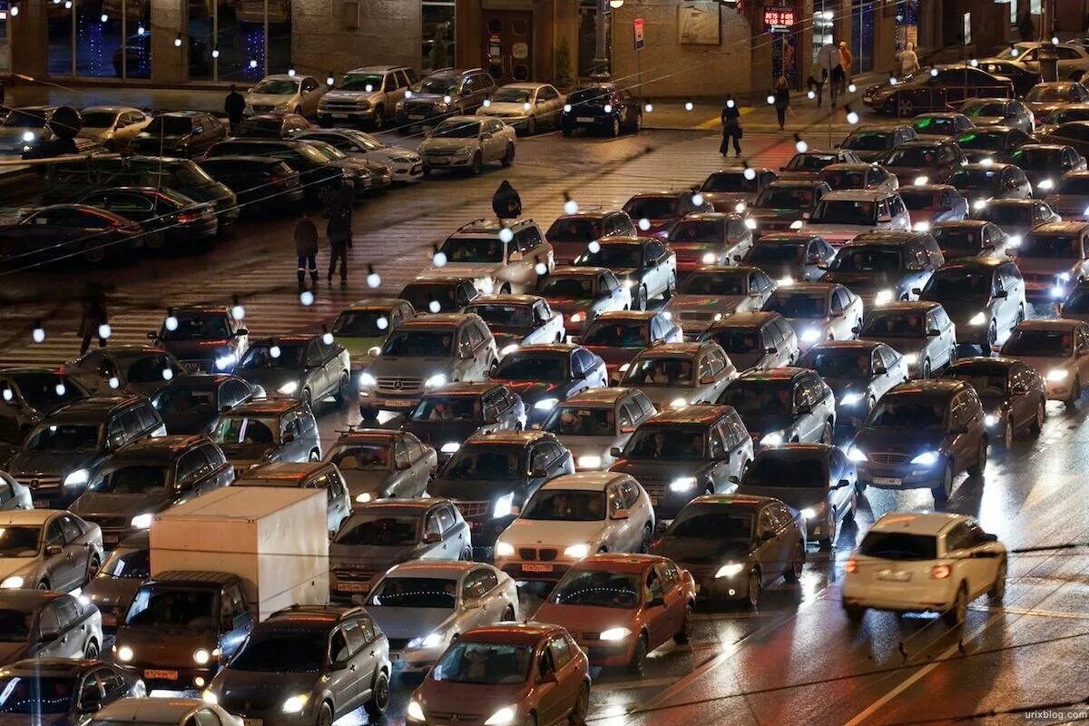 Автомобиль в движении. Машина на дороге. Автомобильная пробка. Много машин. Поток машин в городе.