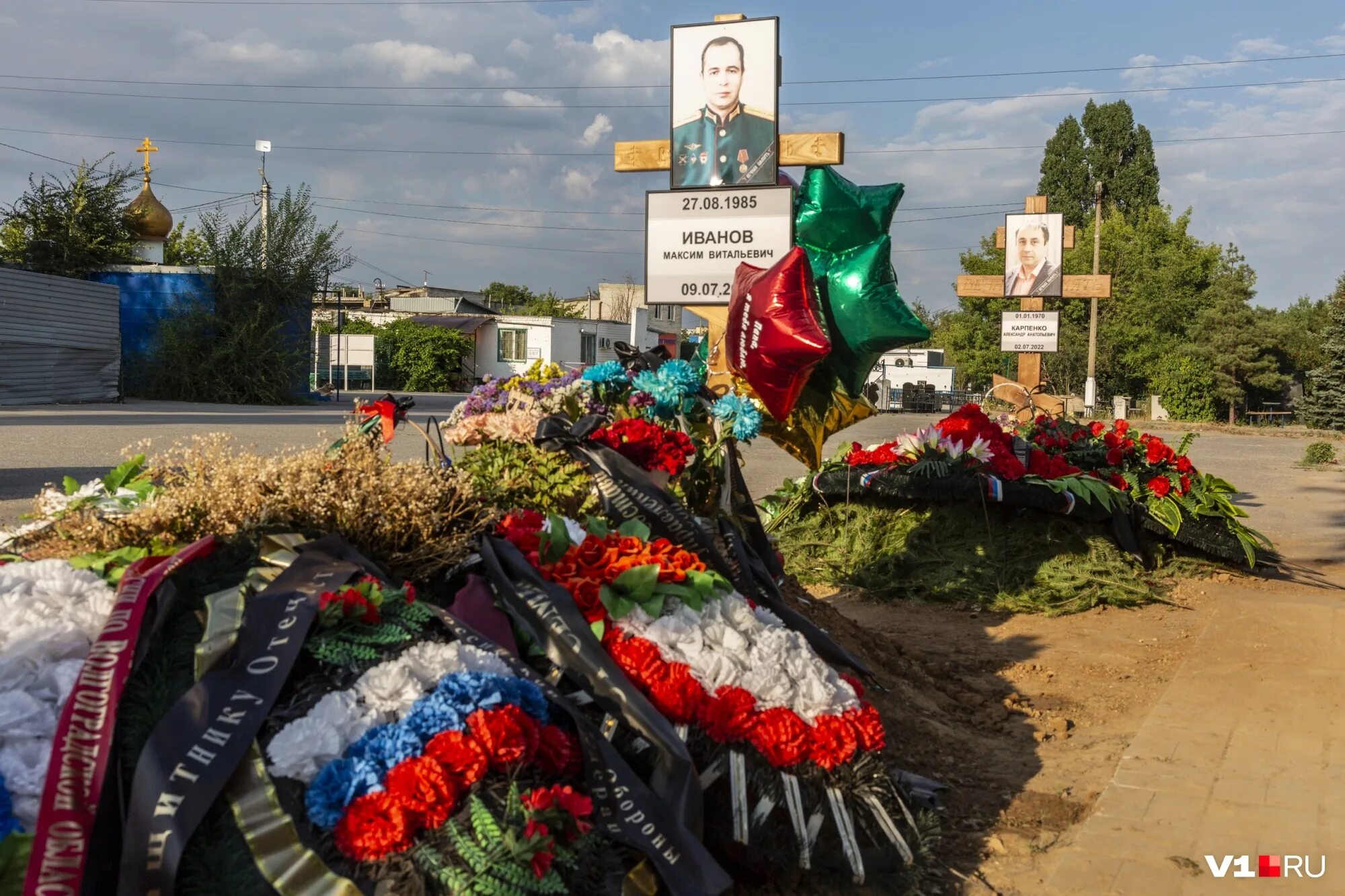 Похоронены в иваново. Волгоград кладбище погибших на Украине. Моторное кладбище Волгоград. Могилы погибших на Украине. Венок на могилу.