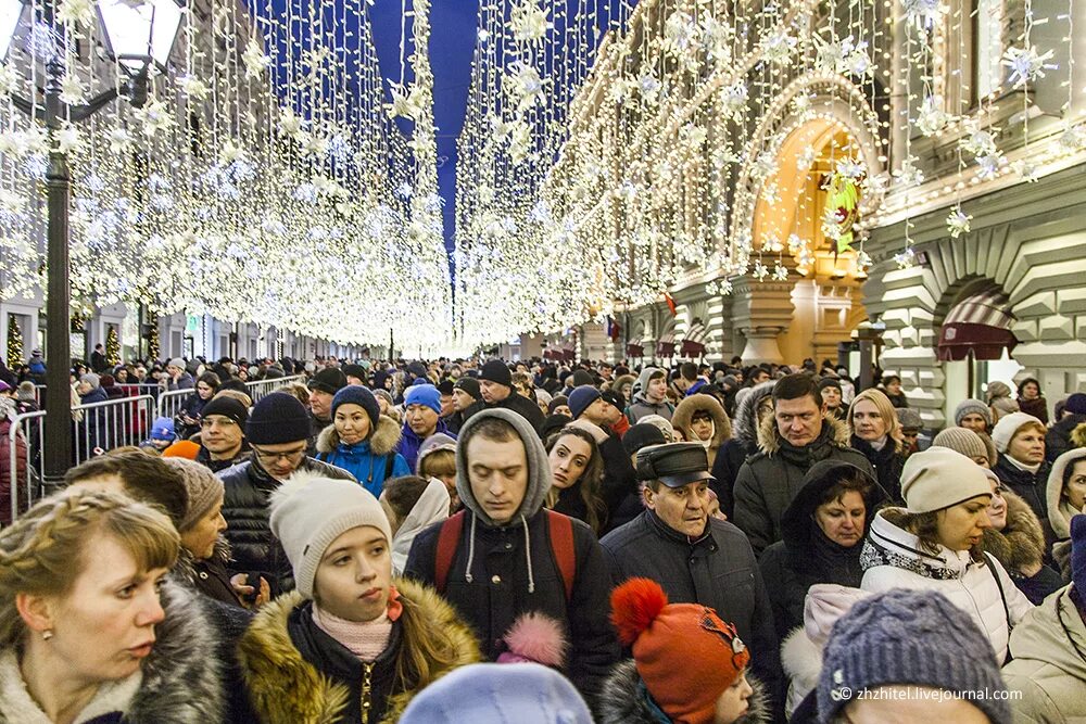 На улице было много народу. Толпа в Москве. Толпа людей в Москве. Жители Москвы. Москва много людей.