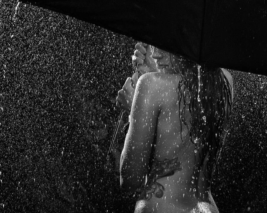 Девушка под дождем. Фотосессия под дождем. Девушка под дождем картинки. Мокрая девушка под дождём.