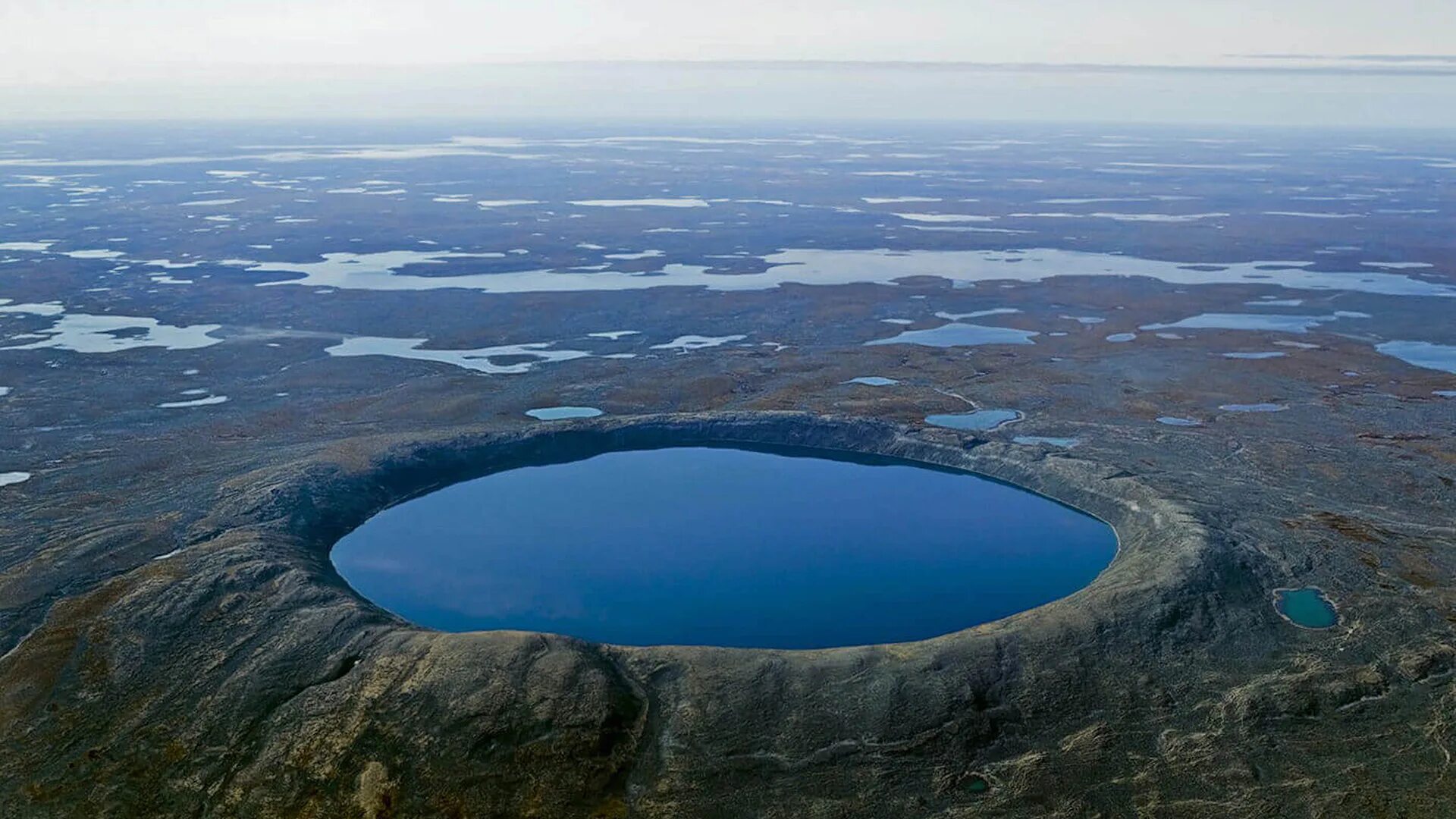 2 самых больших озера в россии. Кратер Пингуалуит Канада. Озеро-кратер Пингуалют. Кратерное озеро Пингуалуит. Озеро-кратер Пингуалуит (Канада).