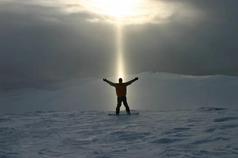 Бог быть самим собой. Высказывания о честности. Фразы про победу над собой. Девушка стоит на ладони. Размышления о жизни.