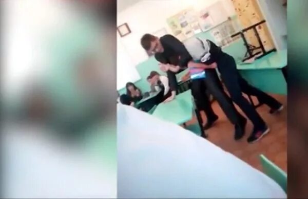 Прямо на уроке. Девушка протекла в школе. Родила на уроке в школе. Прямо на уроке. Школьник из челябинска прямо на уроке.