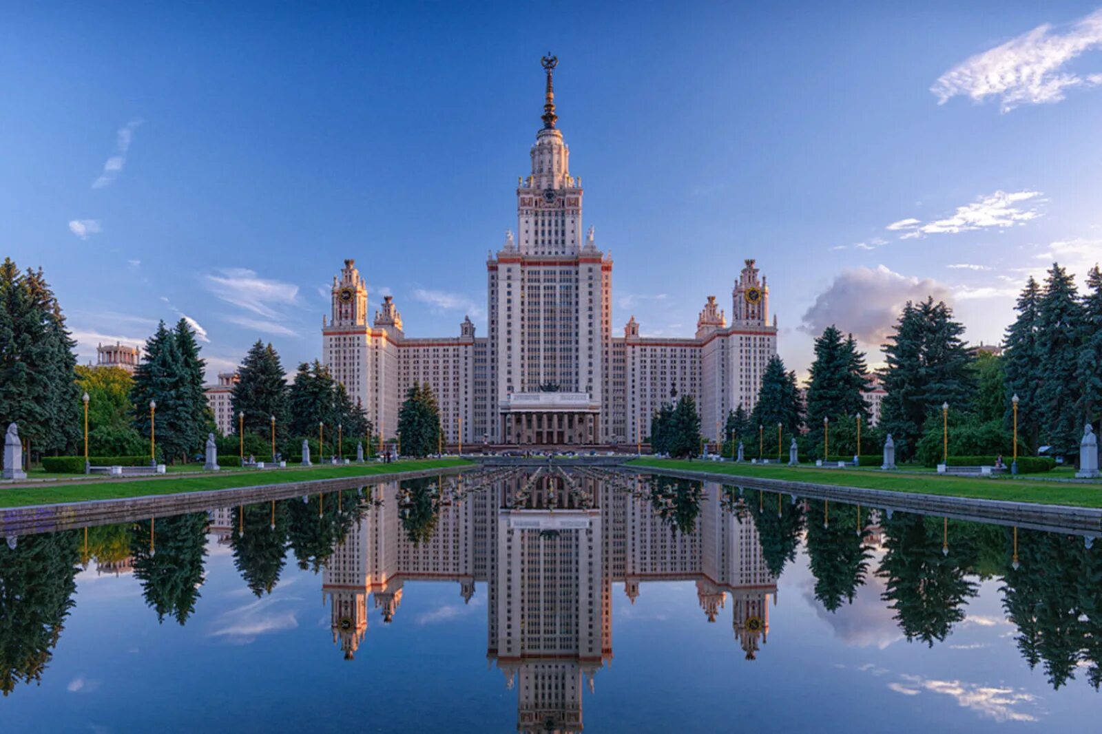 Мгу приняло. Сталинские высотки МГУ. Московский государственный университет имени м.в.Ломоносова，МГУ. Университет Ломоносова в Москве. Москва высотка МГУ.