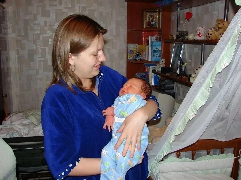 Новорожденный дома первые. Новорождённые дети дома. новорожденный дома после роддома. мама с ребенком в роддоме.