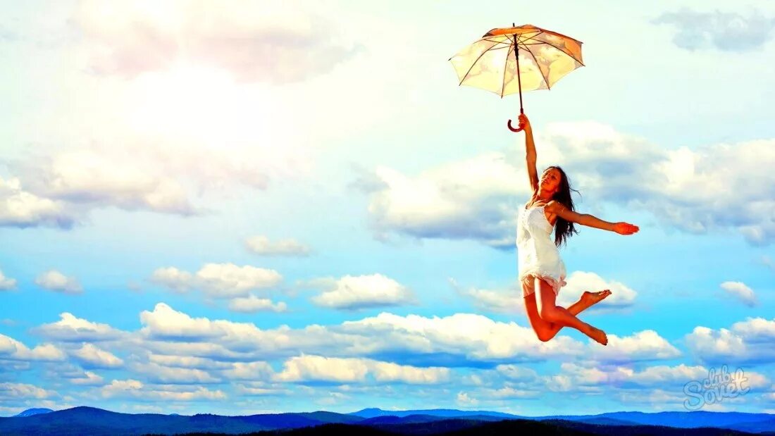 Девушка в прыжке. Человек в полете. К чему девушке снится прыгать. Девушка прыгает на кровати. Ныряние в воду с большой высоты.