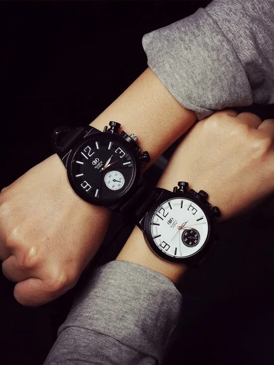 часы модные унисекс. часы наручные для пары. несколько часов на руке. 1 пара часов. часы с парочкой.