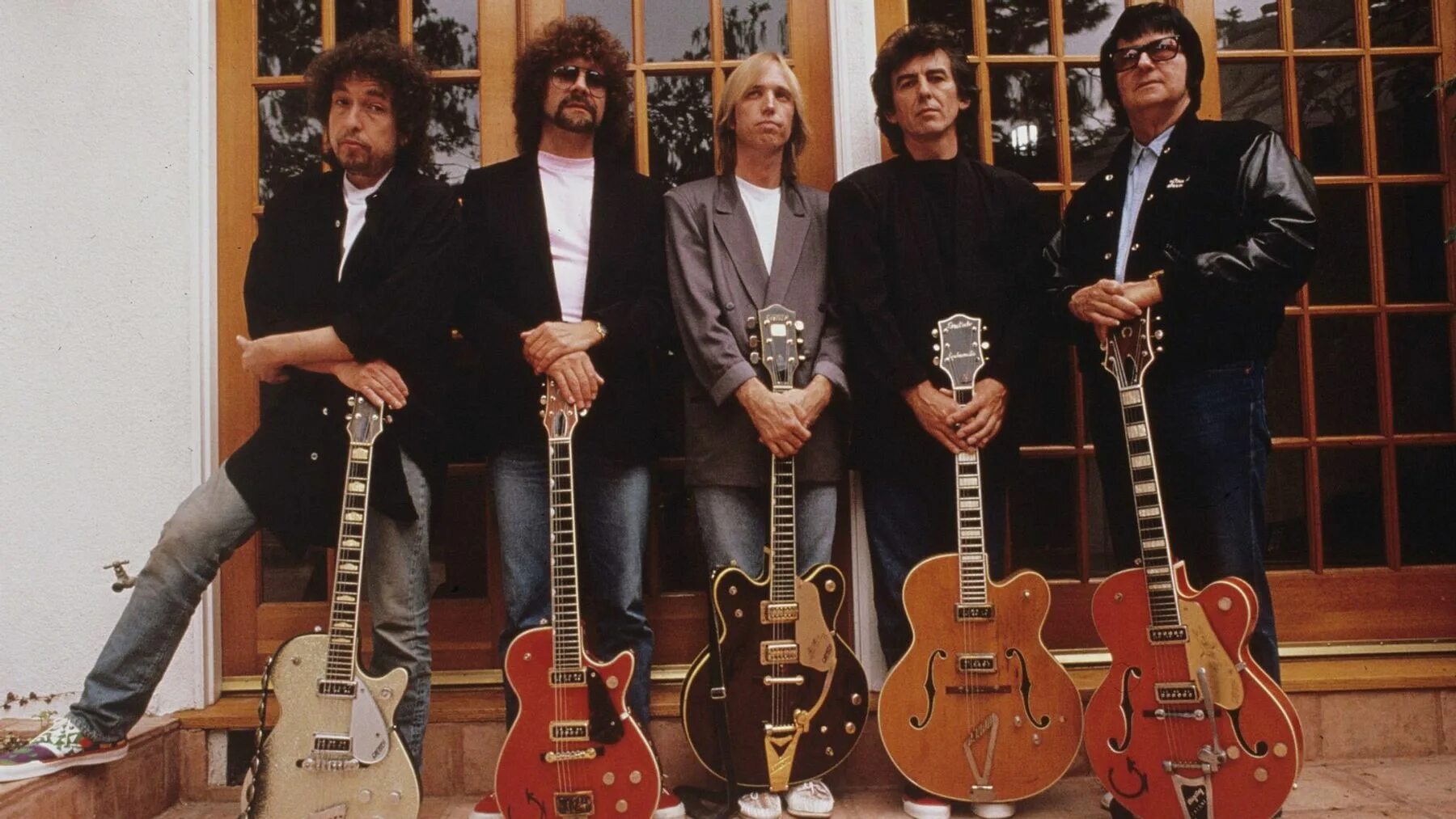 Лучшие друзья музыканты. Джефф Линн the traveling Wilburys. Джордж Харрисон Боб Дилан том петти Рой Орбисон и Джефф Линн. The traveling Wilburys 1988. Traveling Wilburys Vol. 1 the traveling Wilburys.