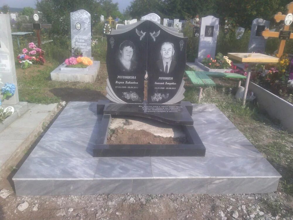 Двойные памятники. Двойные памятники на могилу. Памятник двойной на могилу фото для родителей. Двойные памятники на могилу родителям с крестом. Памятники двойные из гранита.