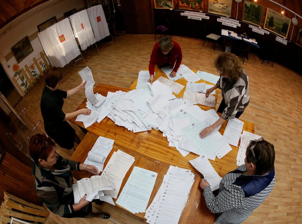 Выборы очередь. Очереди на референдум в крыму. Выбора в первую очередь. Голосование на выборах. Куча бюллетеней.