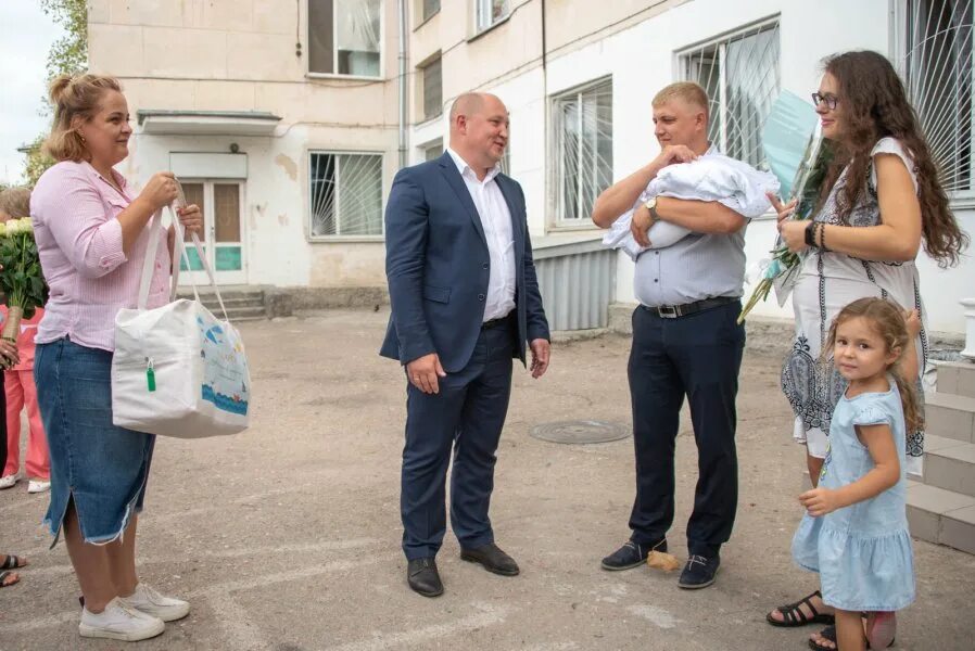 Подарок новорожденному в Севастополе. Подарок новорожденным Севастополь. Севастополь семьи с детьми. Подарки в Севастопольском роддоме. Год семьи севастополь