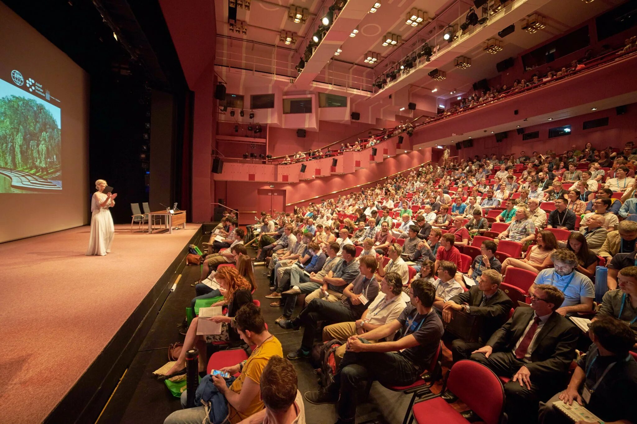 Конференц зал с людьми. Conferences congresses. Лондон на второй международный конгресс. Kongr китайский. Лабиринт конгресс.