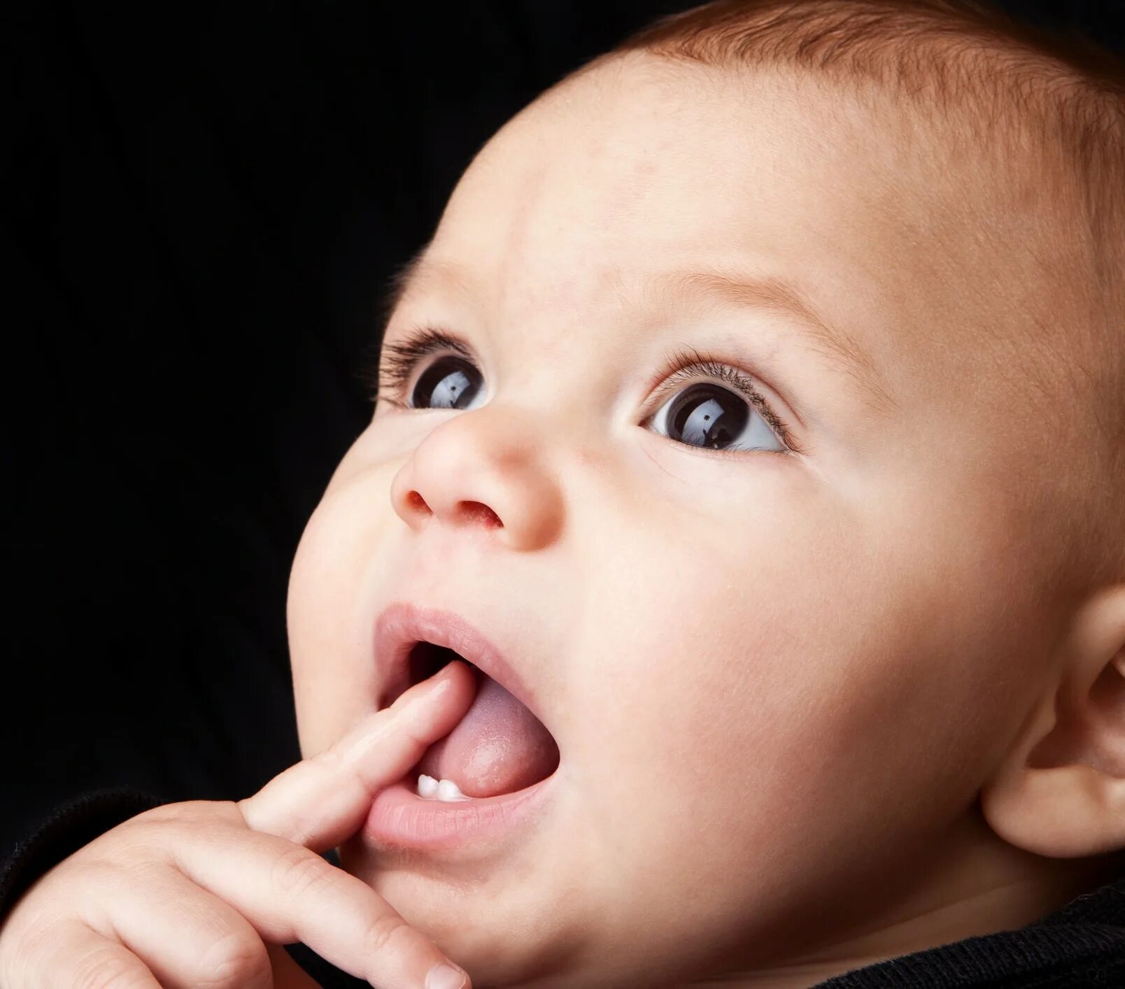 пошли зубки. прорезывание зубов у грудничков. прорезывание нижних зубов. как прорезываются зубы фото. пошли зубки.