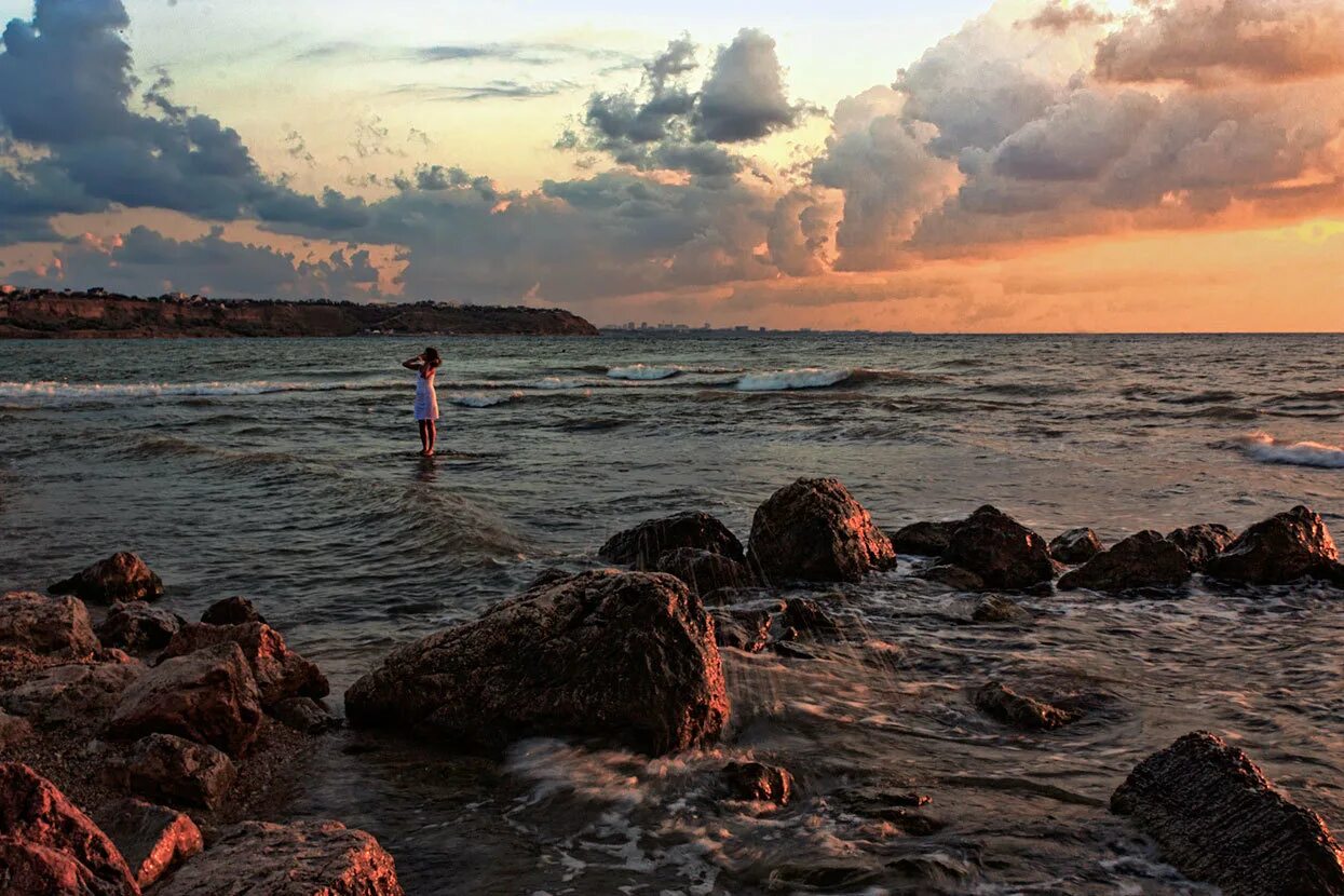 Холодный вечер и прибой мы познакомились. Море закат Мороз.