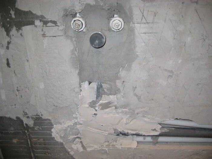 проход дымовой трубы через стену. канализационная труба в стене. скрытая подводка труб в ванной. прокладка канализации в ванной комнате. дымоход через газобетонную стену узел прохода.