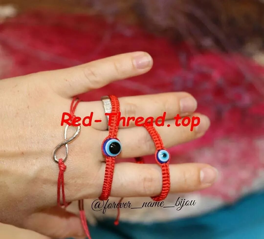 Завязанная нитка красная на руке