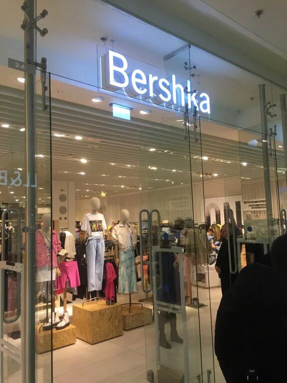 Bershka москва. Магазин бершка. Бершка магазин одежды. Bershka магазины в Москве. Брешка магазин.