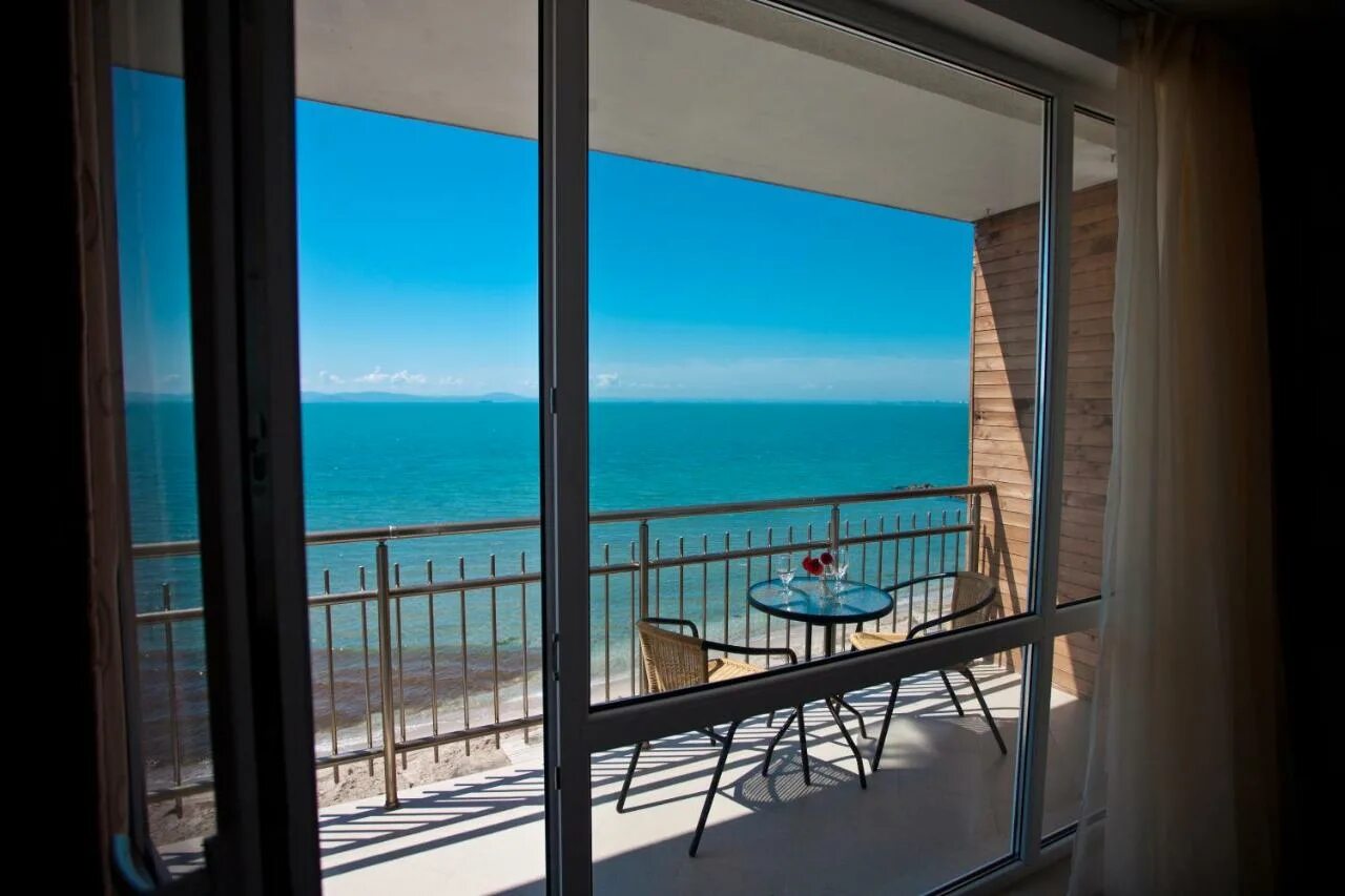 Черноморская черноморская ул. Жилье у моря первая линия. Эллинг песчаная балка феодосия крым. Отели поповка крым на берегу моря. Красивый дом у моря.