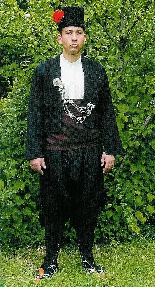 Фото национальный костюм мужской. Болгарский национальный костюм мужской. Болгарская Национальная одежда мужская. Румынский костюм мужской. Болгарский народный костюм мужской.
