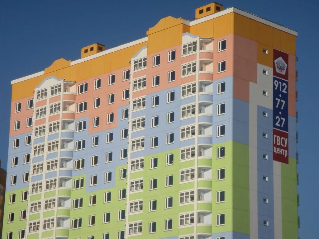 цветные фасады домов. современные фасады зданий. современные фасады. цвет панельного дома. фасады многоэтажных жилых домов.