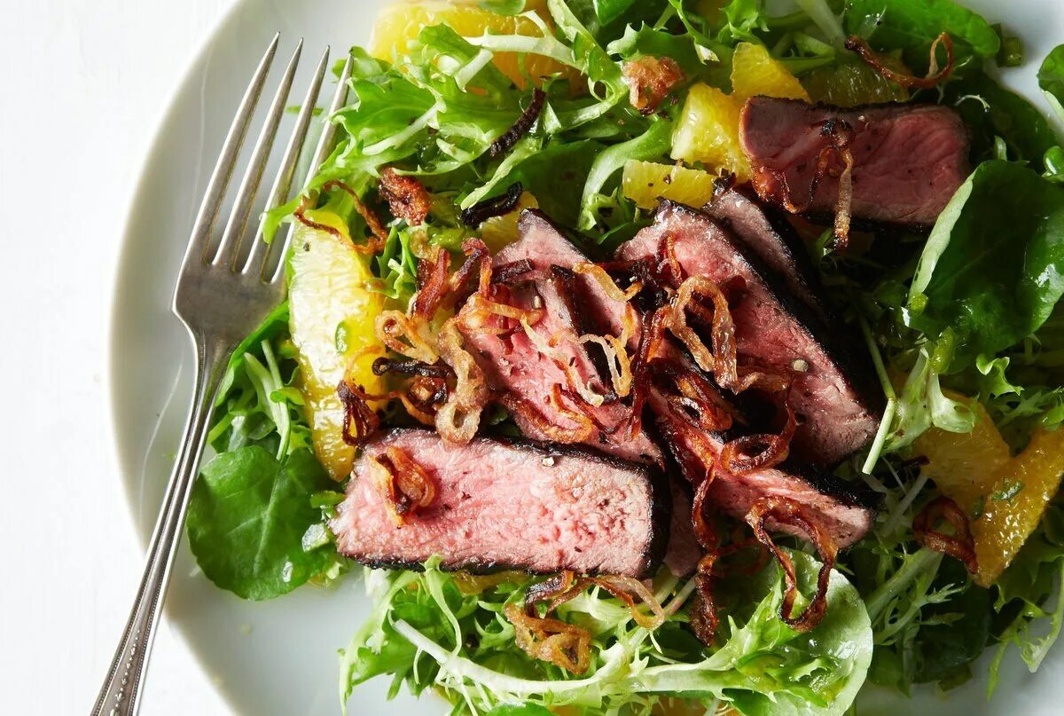 Горячие блюда. Мясной гриль салат. Салат со стейком фланк. Мясной гриль салат. Мясной гриль салат.