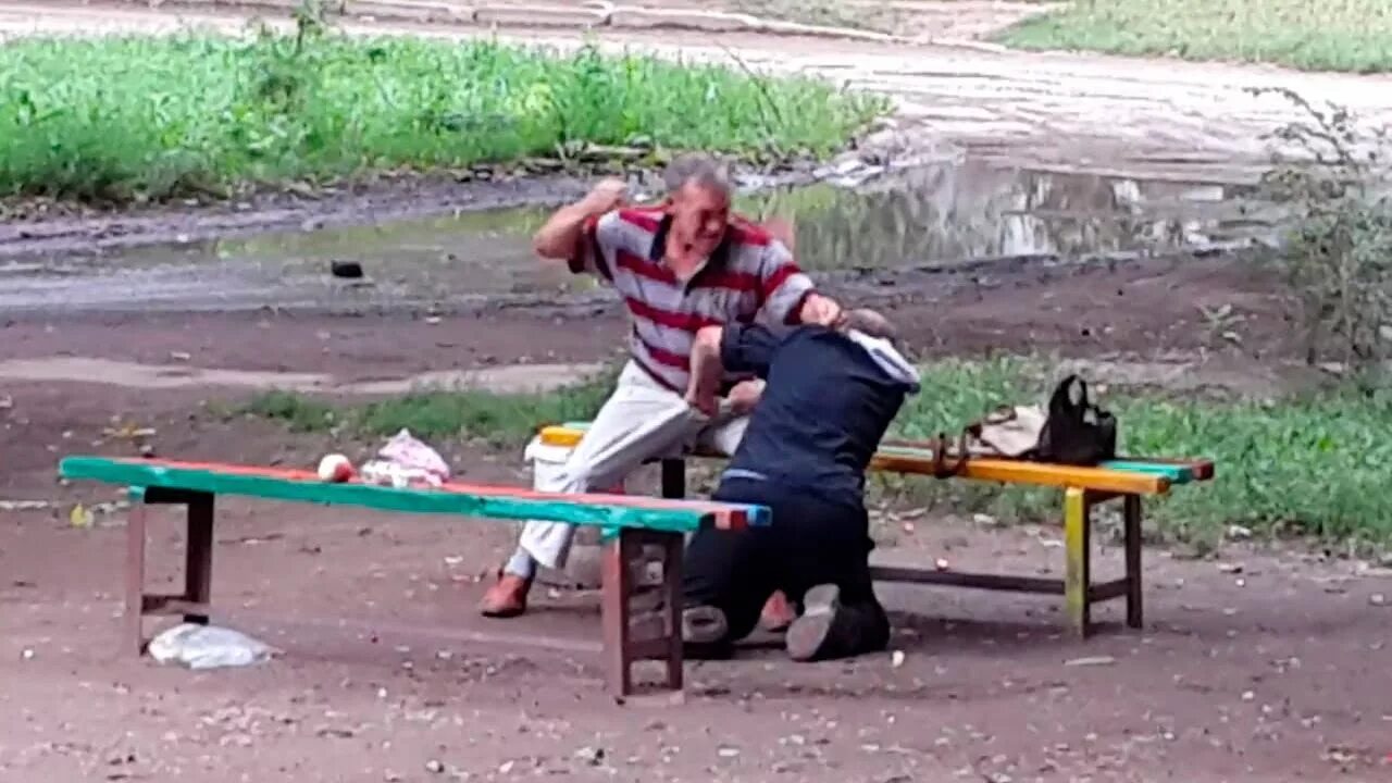 Бомж нападает. Бомж нападает
