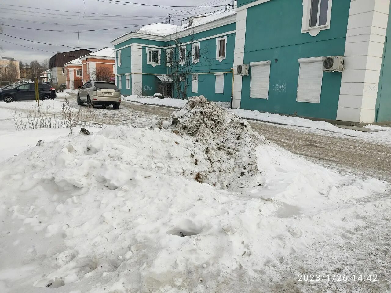 Североуральск 2023. Много снега. Сугробы в городе. Много снега на улице. Заснеженный городской двор.