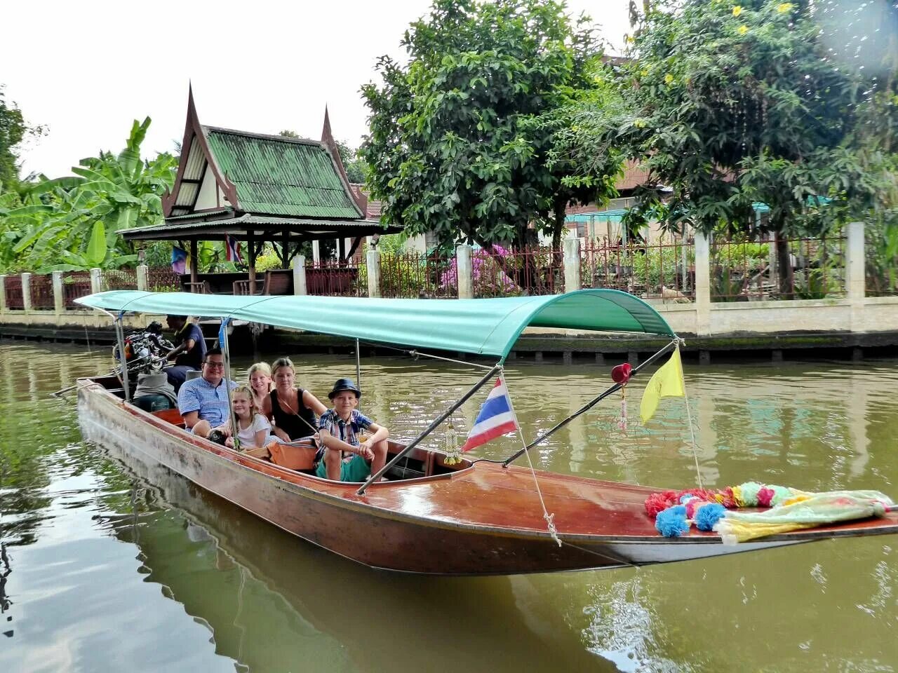 Тайская лодка лонгтейл. Лодки в Бангкоке. Водный транспорт в Бангкоке. Тайские лодки с крышей тентом национальные.