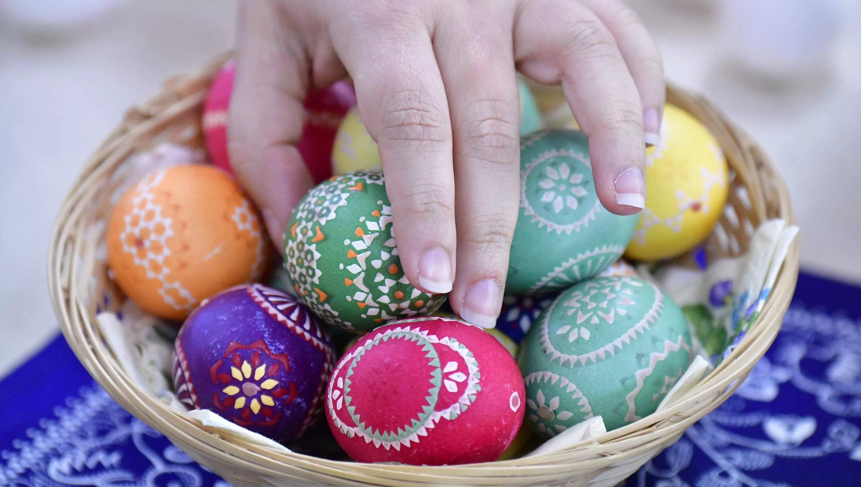 Когда пасха в 2019. Пасха вокруг света. Пасха 2019. Happy Easter Business. Easter Paint yourself.