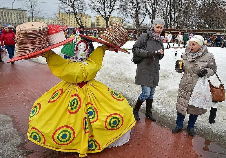 Мос ру масленица. Музей Коломенское Масленица. Наряд на Масленицу. Украшение территории на Масленицу. Костюм Масленицы.