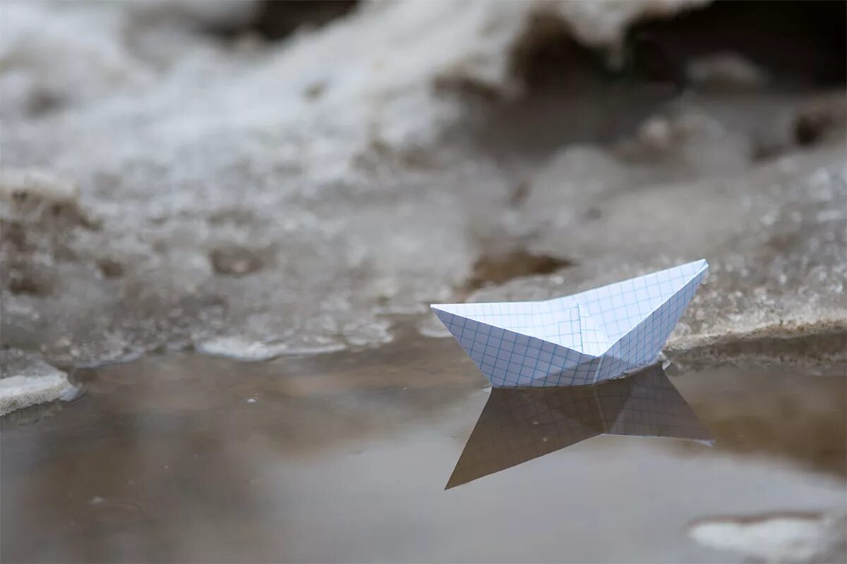 Бумажный кораблик плывет. Бумажный кораблик. Бумажный кораблик в ручейке. Бумажный кораблик в ручье.
