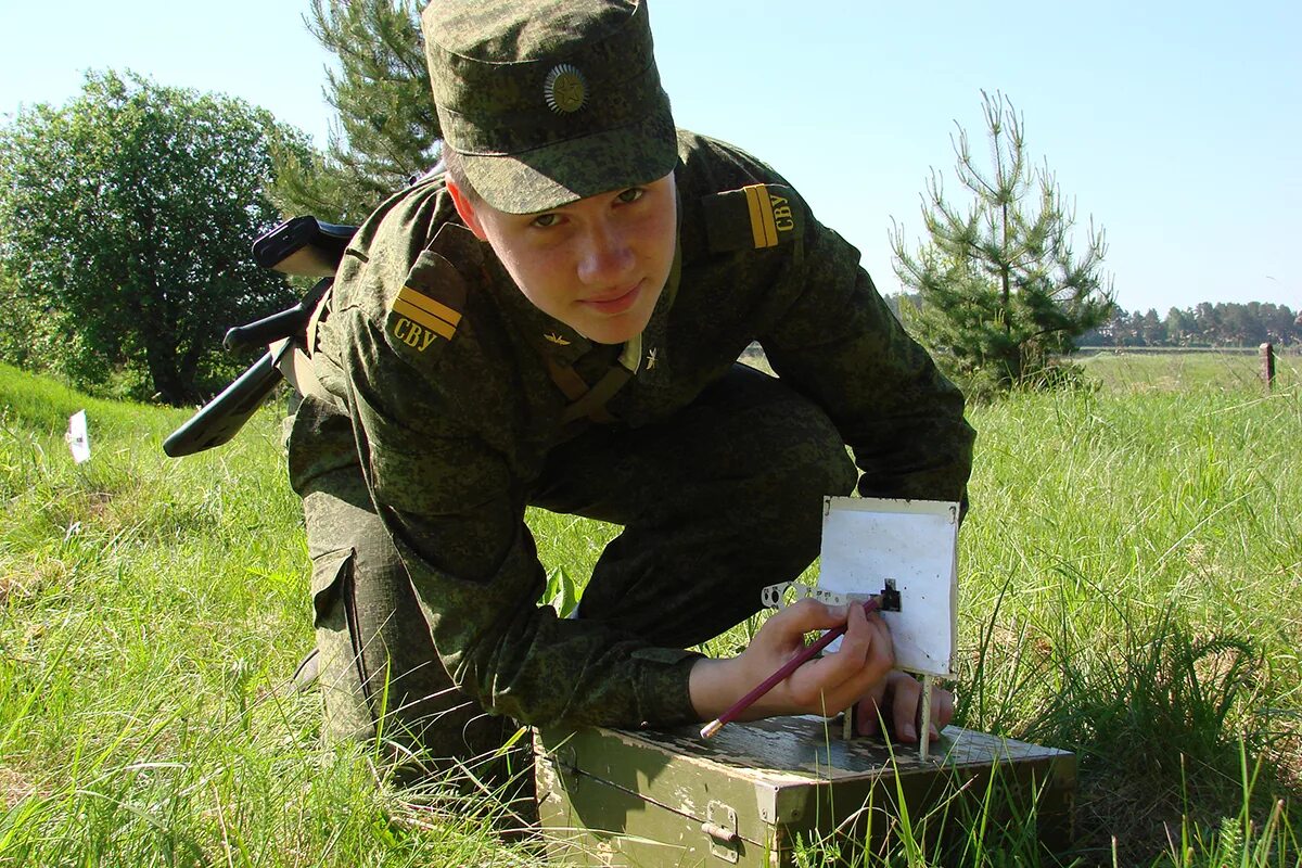 Допрос военно полевым телефоном. Занятия по боевой подготовке. Полевые занятия. Военно полевые сборы. Военные в полевых условиях.