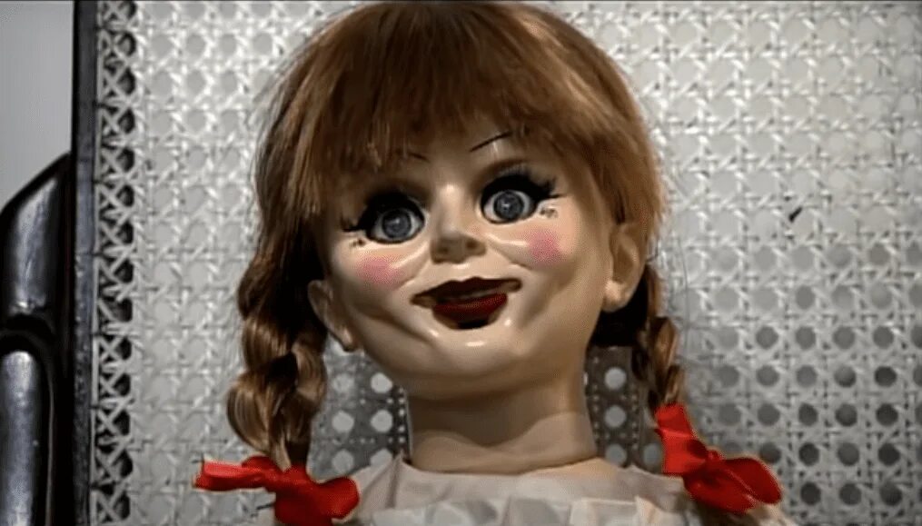 Включить том мама. Аннабель кукла страшная. Кукла Анабель но она не Аннабель.