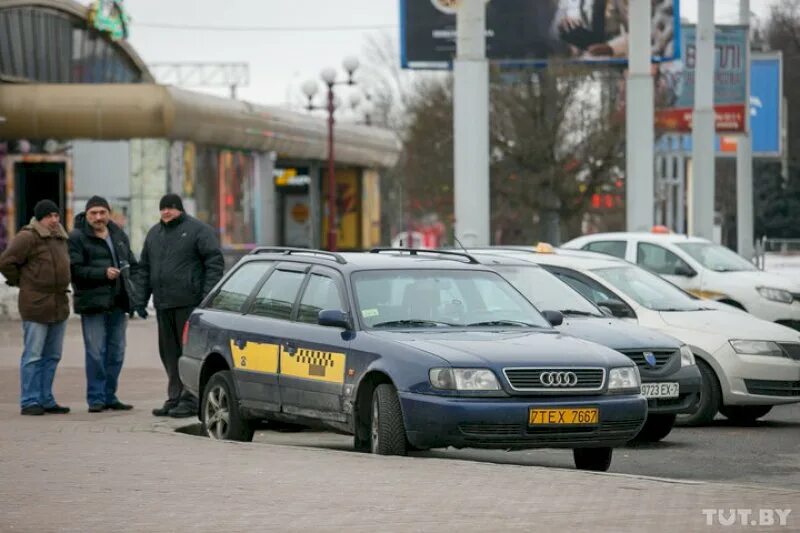 Водитель такси минск. Такси белорусских рублей. Автомобили такси в Минске. Жизнь белорусского таксиста Минск бай. Сасун такси.