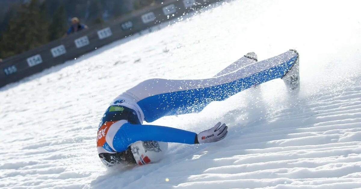 Лыжники упали. Даниэль Андре Танде падение. Прыгун с трамплина норвежец Даниэль-Андре Танде. Андре Танде Даниэль падение 2021 Планица. Лыжи с трамплина.
