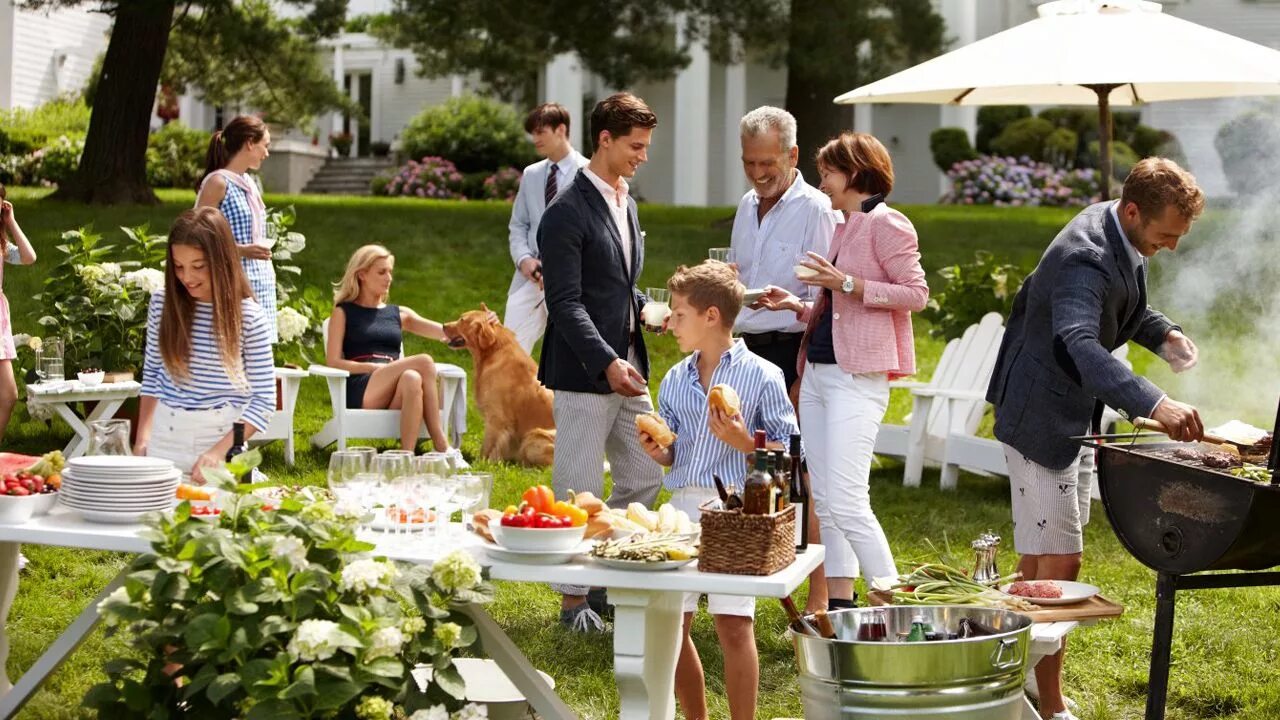 Friends family weekend. Семейный праздник на природе. Семья на пикнике. Пикник в Британии. Семья в саду.