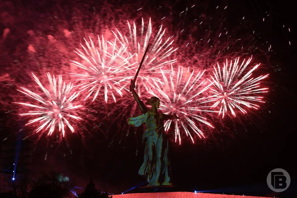 Салют в дмитрове на 9 мая 2025. Салют в волгограде. салют в волгограде 9 мая. салют в волгограде 9 мая 2025. салют в честь дня победы 2025 волгоград.