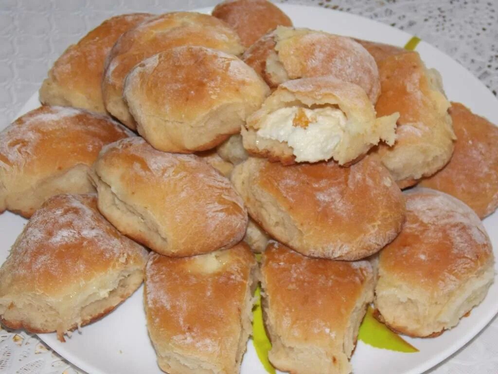 Пирожки на творожном тесте. Яблочный пирог с творогом. Дрожжевой пирог с творогом в духовке. Выпечка с творогом и яблоками. Пиpoг из твopoжнoгo тecтa c яблoкaми.