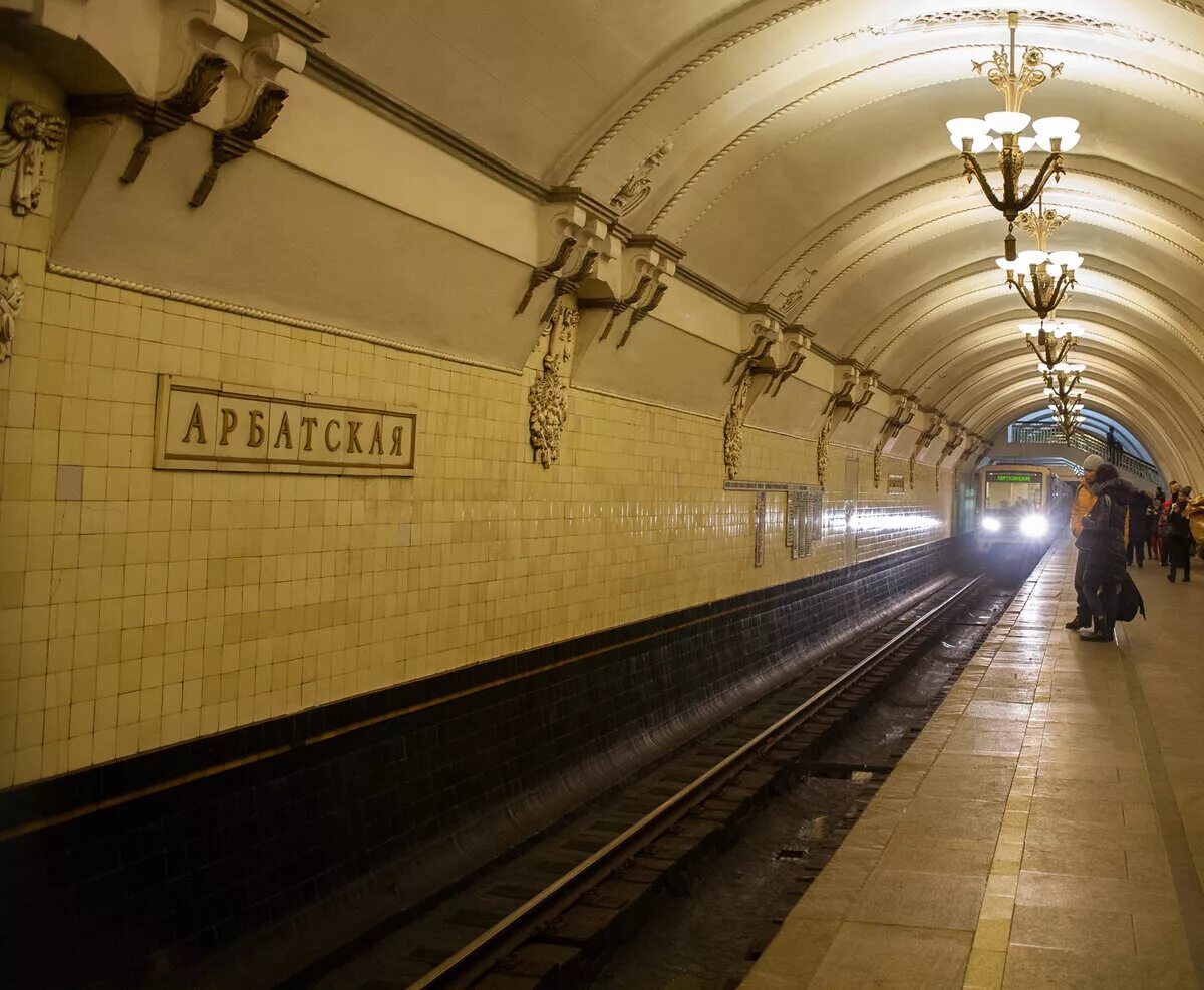 Филевская арбатско покровская. Станция Арбатская Арбатско-Покровская. Станция Арбатская Арбатско-Покровская линия. Станция метро Арбатская Арбатско-Покровской линии. Вестибюль метро Арбатская Филевской линии.