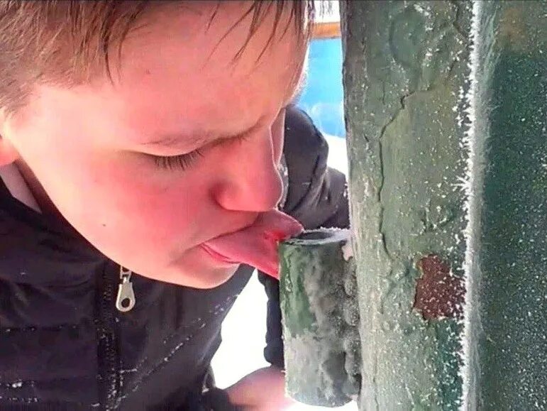 Язык примерз к металлу. Мальчик лизнул железо на морозе и прилип;. Ребенок прилип языком к металлу. Язык примерз к металлу. Язык приклеился.