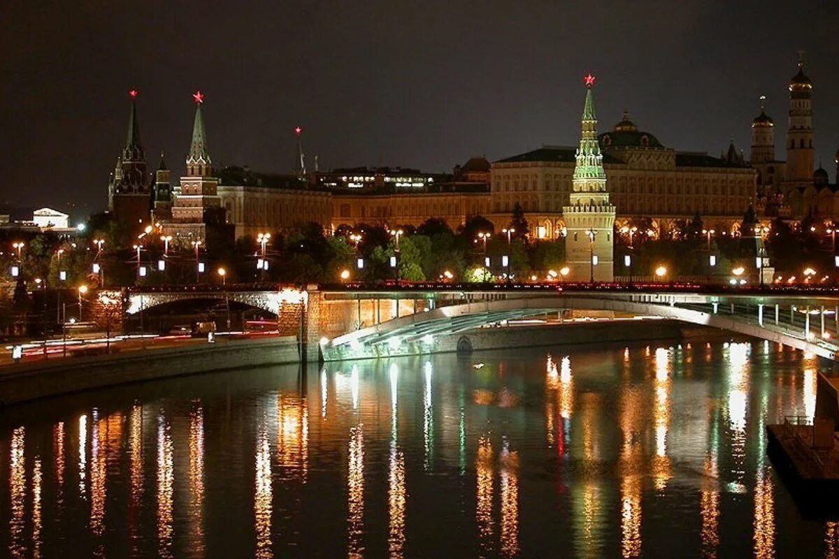Покажи пожалуйста москву. Москва. Вид на Кремль ночью. Москва картинки. Города России. Москва.