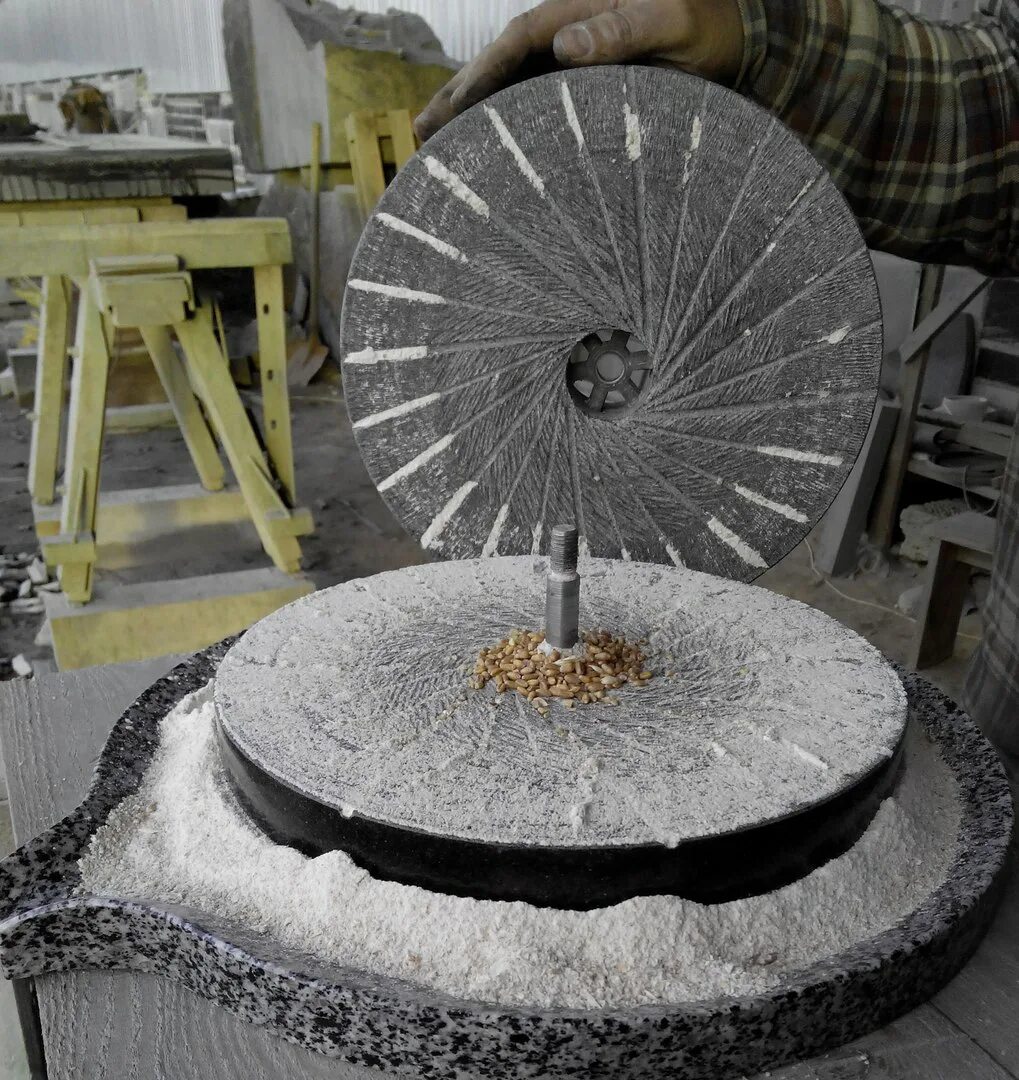 Металлический жернов. Бетонный жернов. Каменные жернова 11 век. Крупорушка чугунная. Жерновая мельница с каменными жерновами.