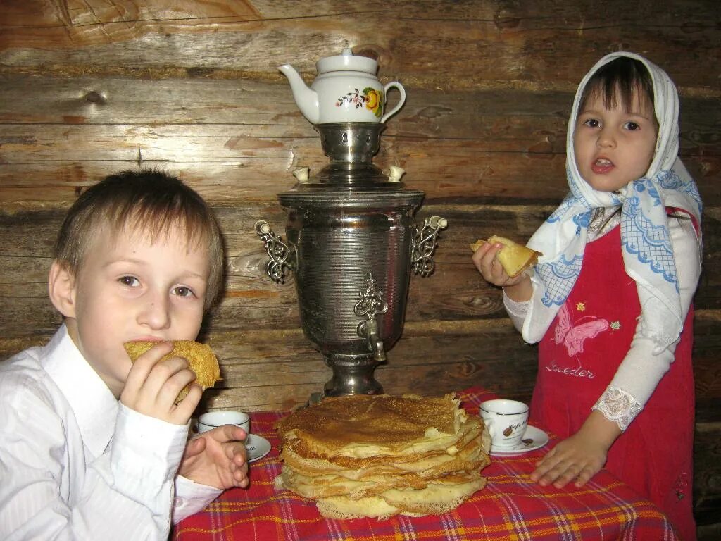 Пою марусеньку. У самовара я. У самовара и моя Маша. Самовар Маша. Девочка с самоваром.